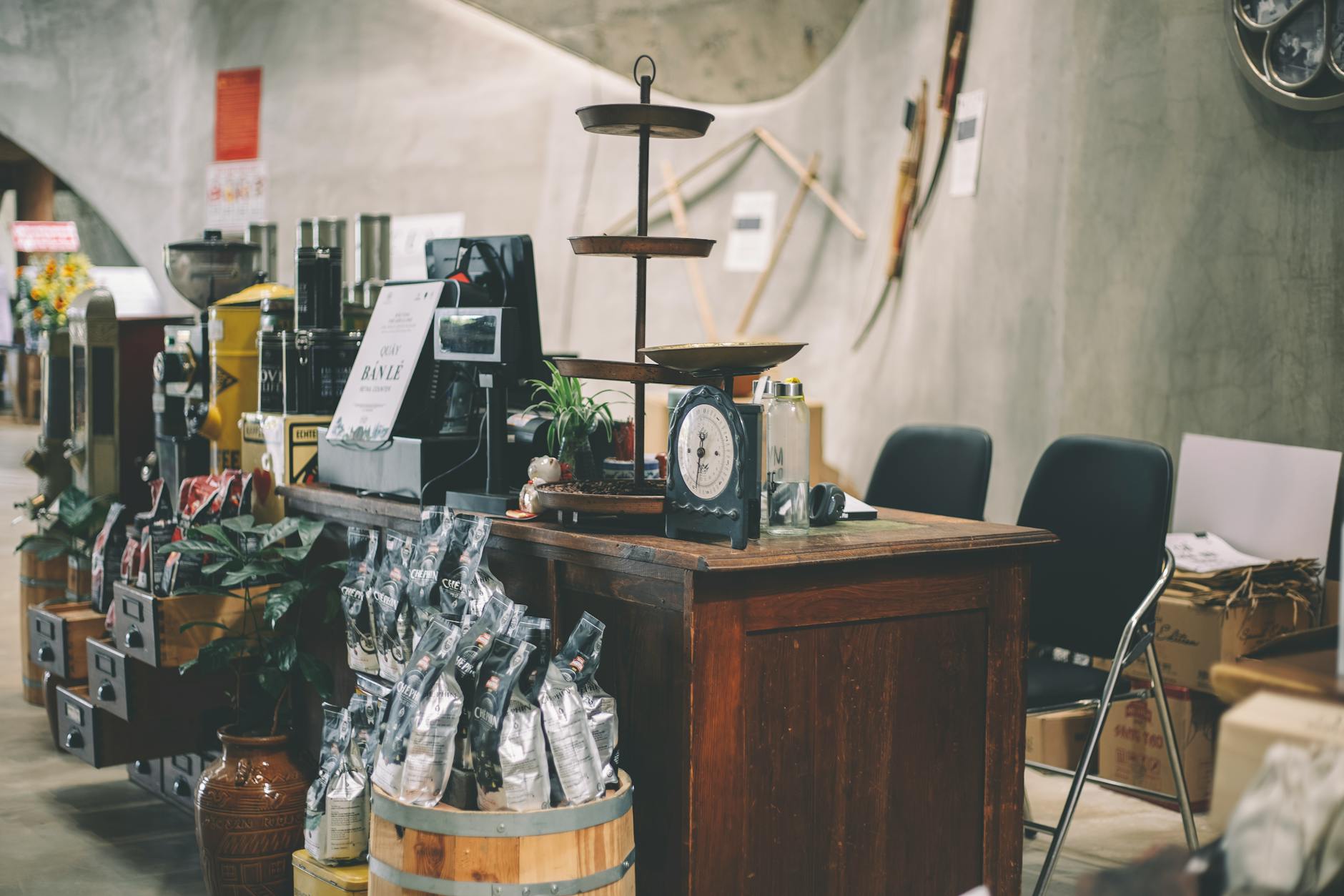 Warmes, rustikales Interieur der Test-Zerum Coffee Roasters in Wien