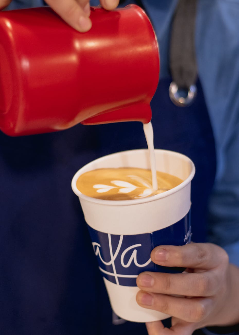 Latte Art in einer Kaffeetasse