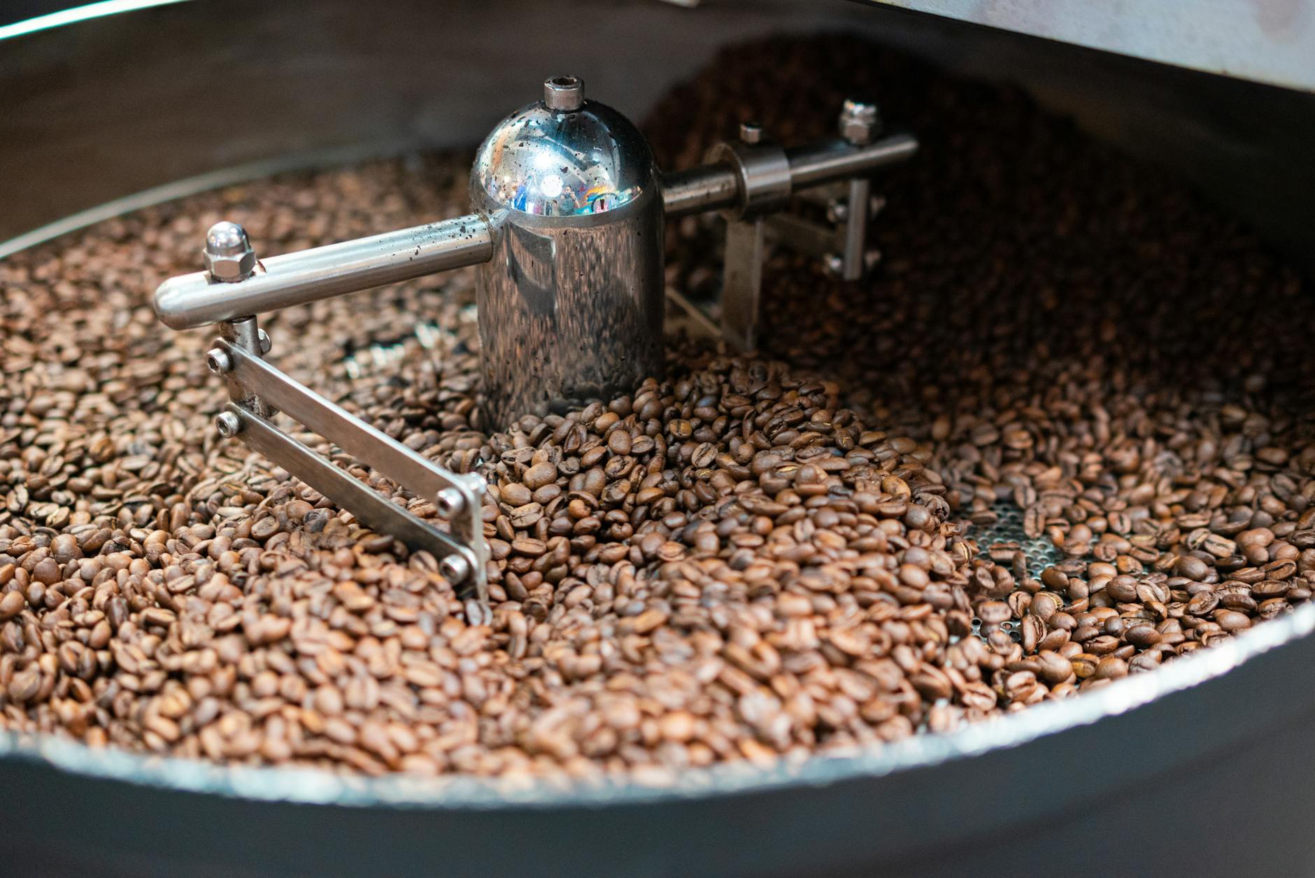Kaffeebohnen werden in der hauseigenen Rösterei geröstet